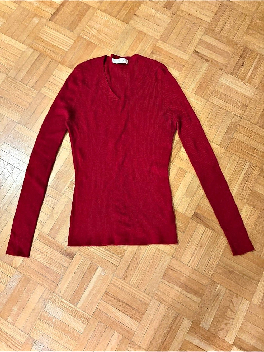 VIVAIA Ribbed V-Neck top. in Medium
